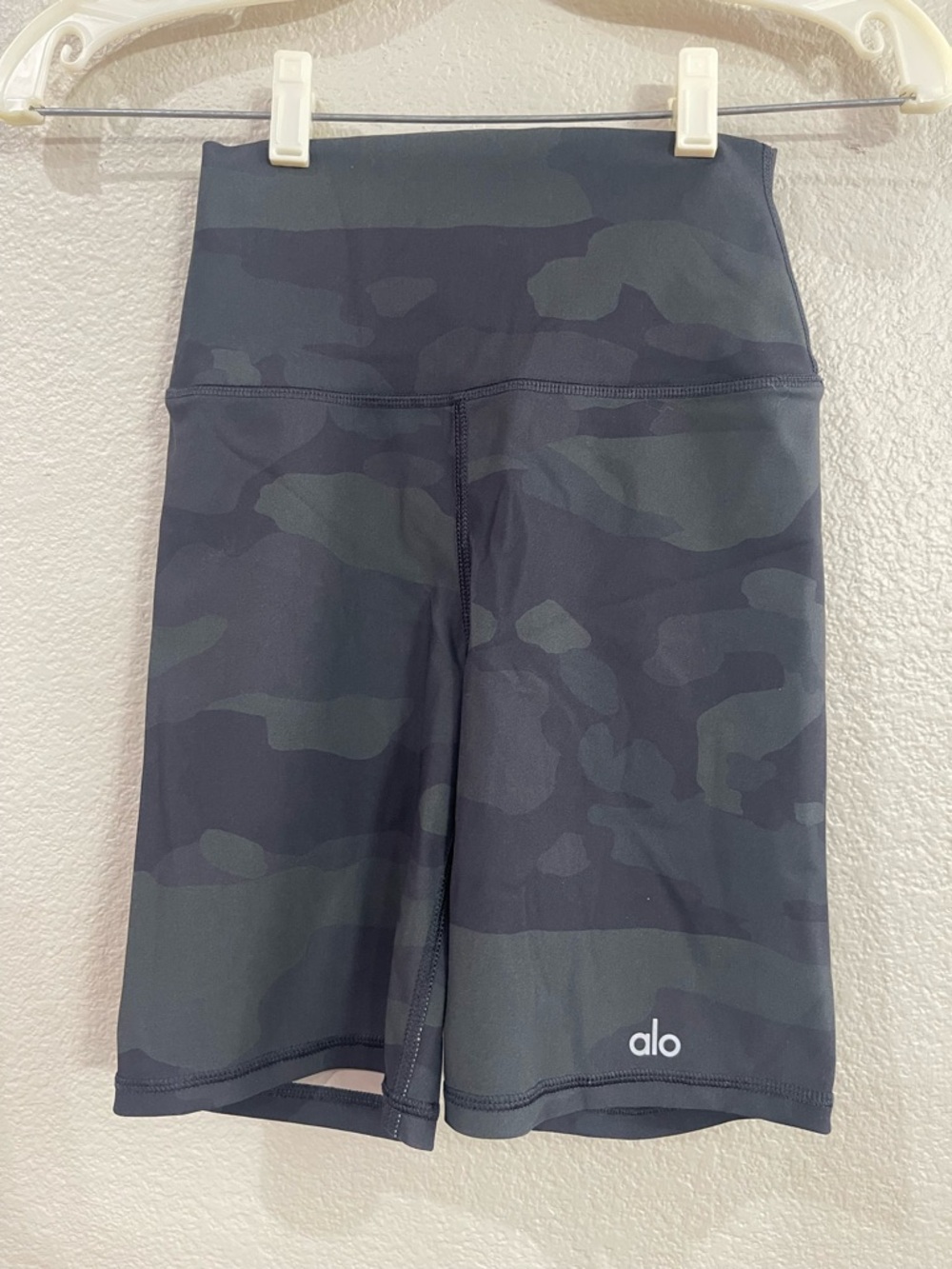 Alo High-Waist Camo Biker Shorts